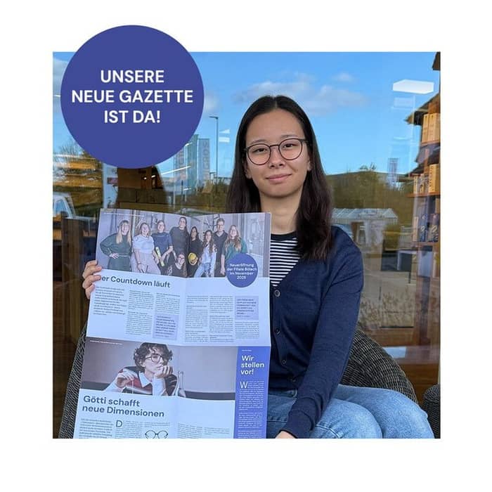Sie ist daaa! 🎉
Mari hält schon unsere neue Kundenzeitschrift in den Händen – und bald liegt sie auch in Ihrem Briefkasten. 💌
Freuen Sie sich auf:
👓 unseren Umbau in Bülach
🕶️ News vom Brillenlabel Götti
🌈 neue Gleitsichtgläser von Zeiss
🎁 und tolle Gutscheine!
👉 Kommen Sie vorbei – es lohnt sich! 💛